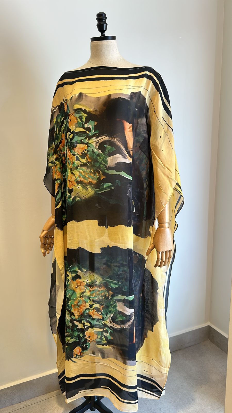 Detalhe borda listrada preta dourada Vestido Kaftan Atelier EZILDINHA viscose crepe acabamento moldura artística