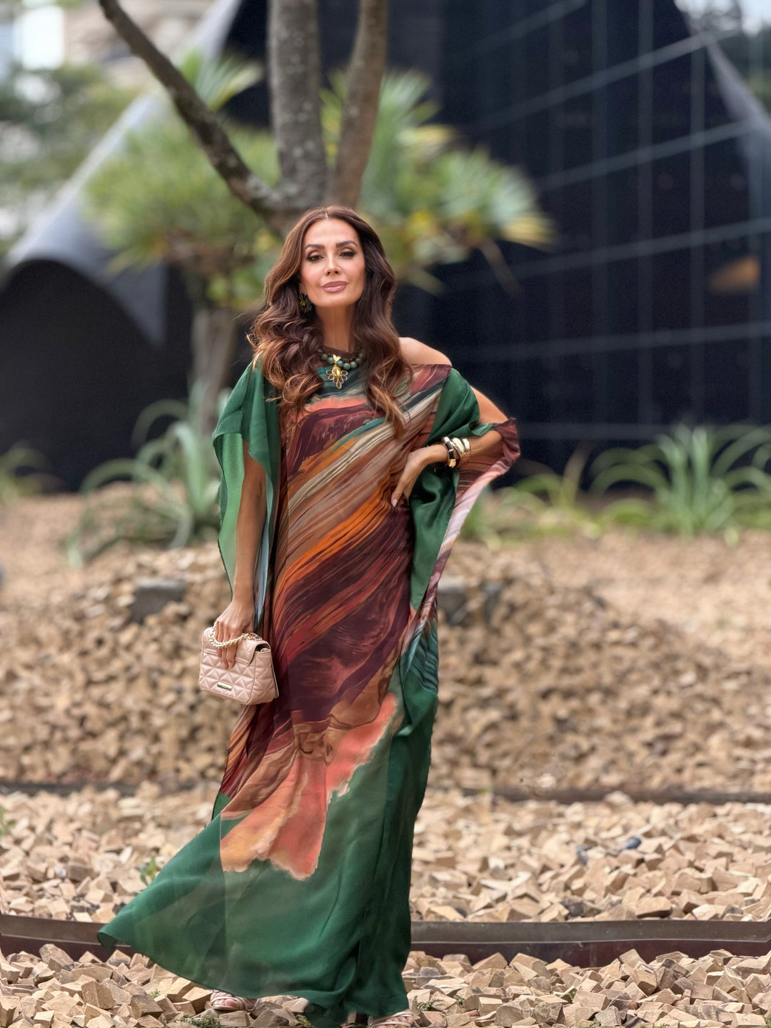 Vestido kaftan longo Canyon EZILDINHA em crepe de viscose com estampa exclusiva em tons de cobre e verde esmeralda
