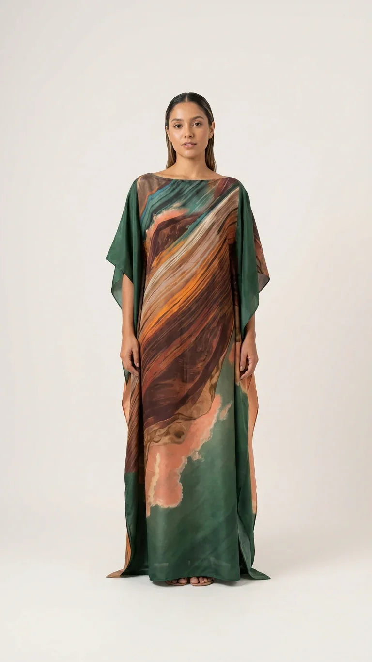 Modelo usando vestido kaftan Canyon EZILDINHA tamanho único mostrando a amplitude e o movimento do tecido crepe de viscose