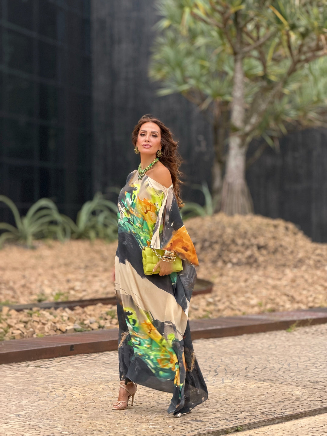 Mulher Usando Vestido Kaftan Giverny EZILDINHA Modelagem Ampla Caimento Fluido