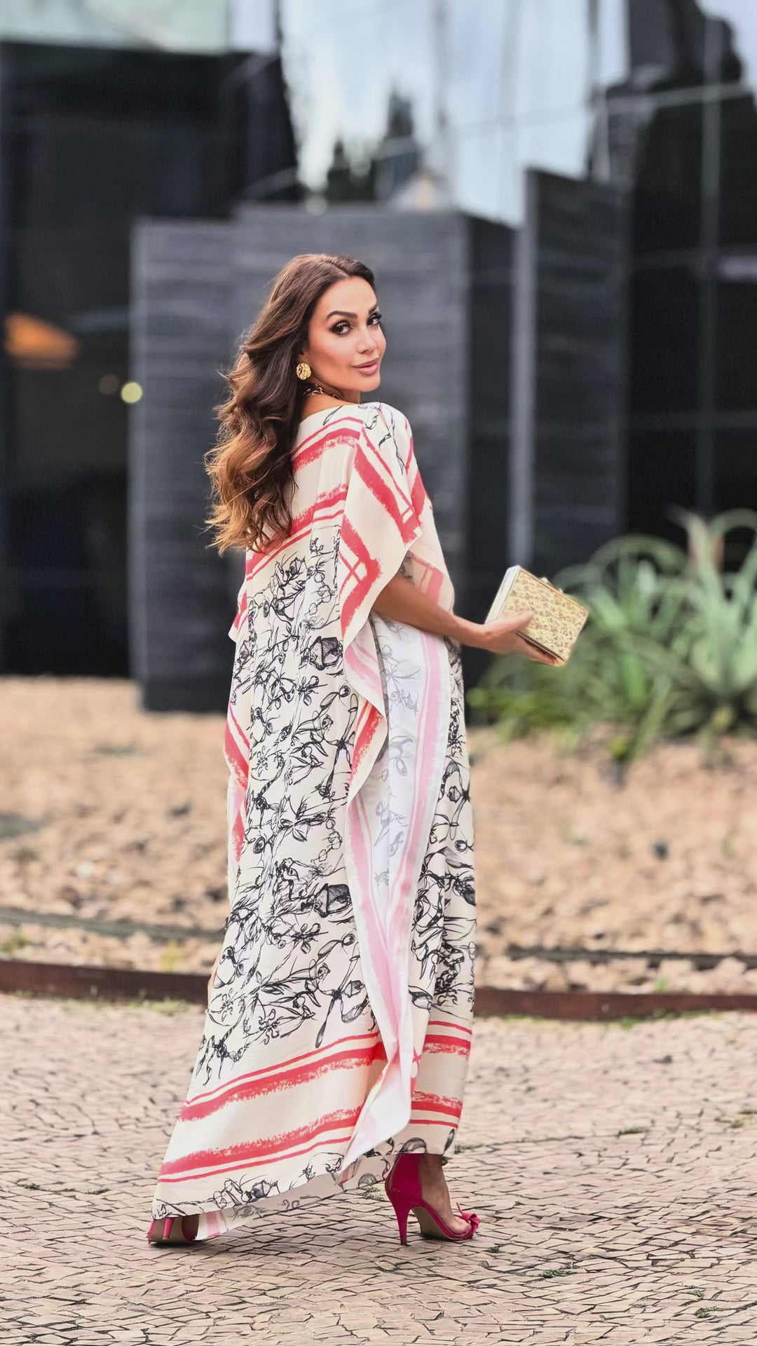 Video do Vestido Kaftan Tahiti EZILDINHA Caimento Fluido Estampa Floral Tropical Viscose Crepe